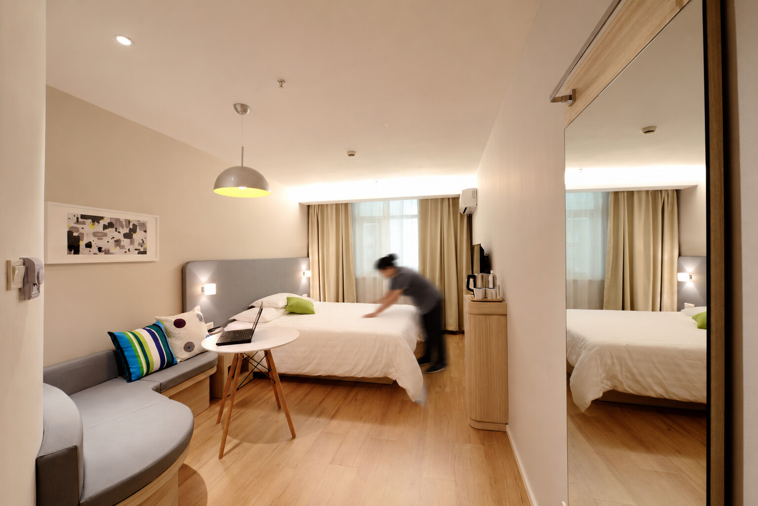 Een hotelmedewerker maakt in beweging een kamer klaar voor de volgende gast